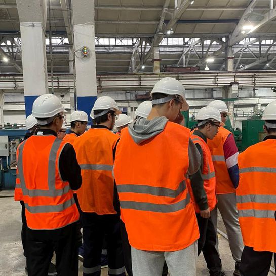 Студенты на заводе РГТО