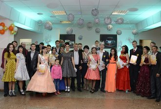 И СНОВА ОСЕНЬ ВСЕХ ЗОВЁТ НА БАЛ